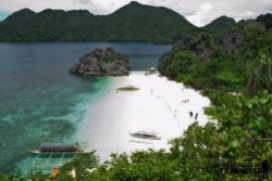 Overviewing the white beach in Matukad Island